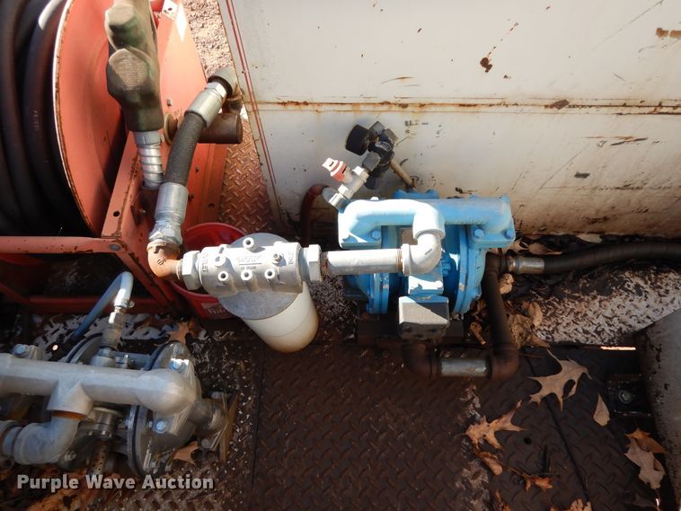 image for item DI8579 1991 International 7100  fuel / lube truck