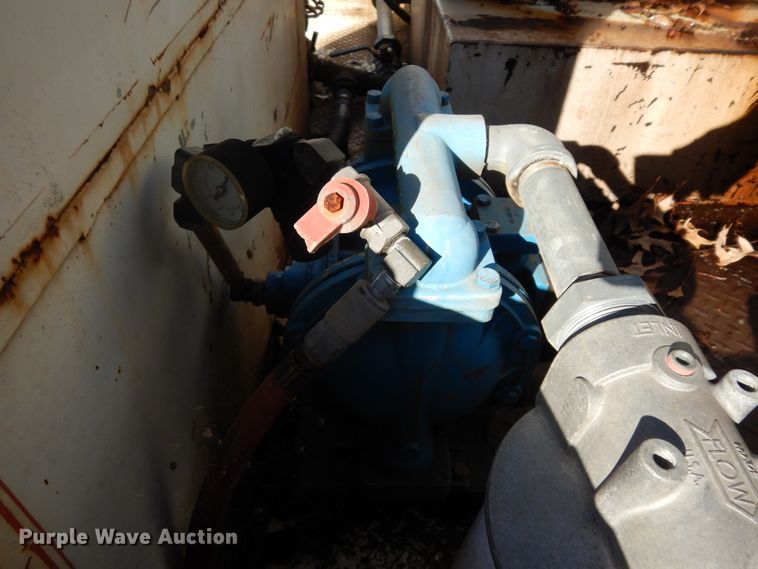 image for item DI8579 1991 International 7100  fuel / lube truck