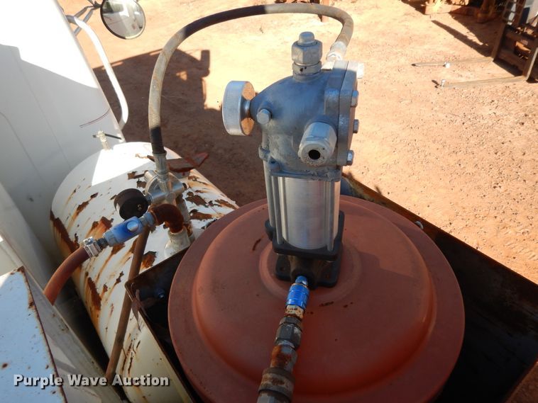 image for item DI8579 1991 International 7100  fuel / lube truck