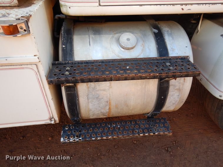 image for item DI8579 1991 International 7100  fuel / lube truck