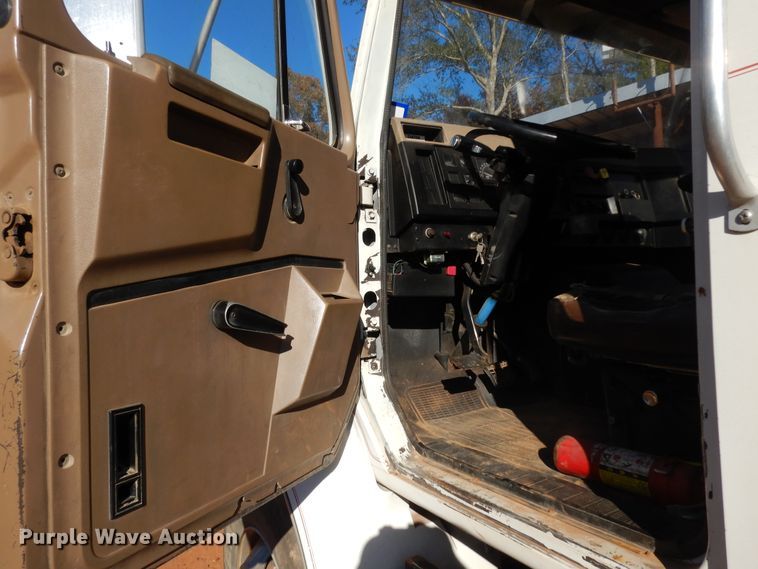 image for item DI8579 1991 International 7100  fuel / lube truck