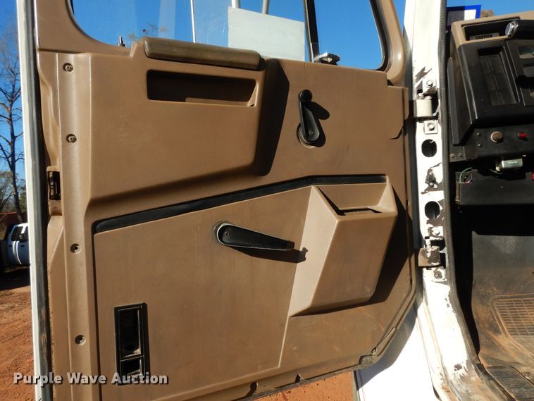 image for item DI8579 1991 International 7100  fuel / lube truck