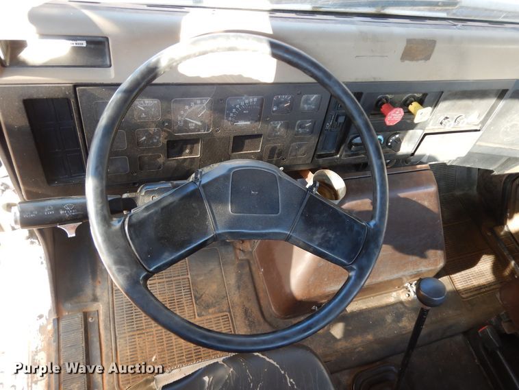 image for item DI8579 1991 International 7100  fuel / lube truck