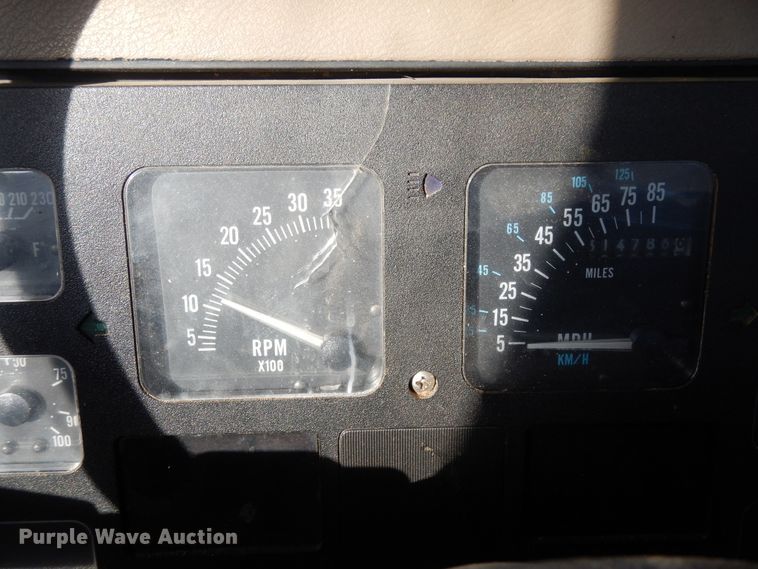 image for item DI8579 1991 International 7100  fuel / lube truck