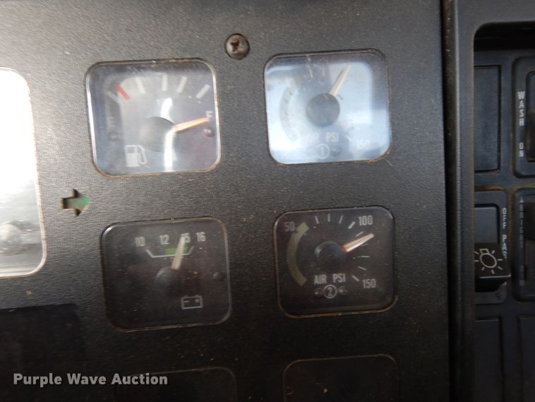 image for item DI8579 1991 International 7100  fuel / lube truck