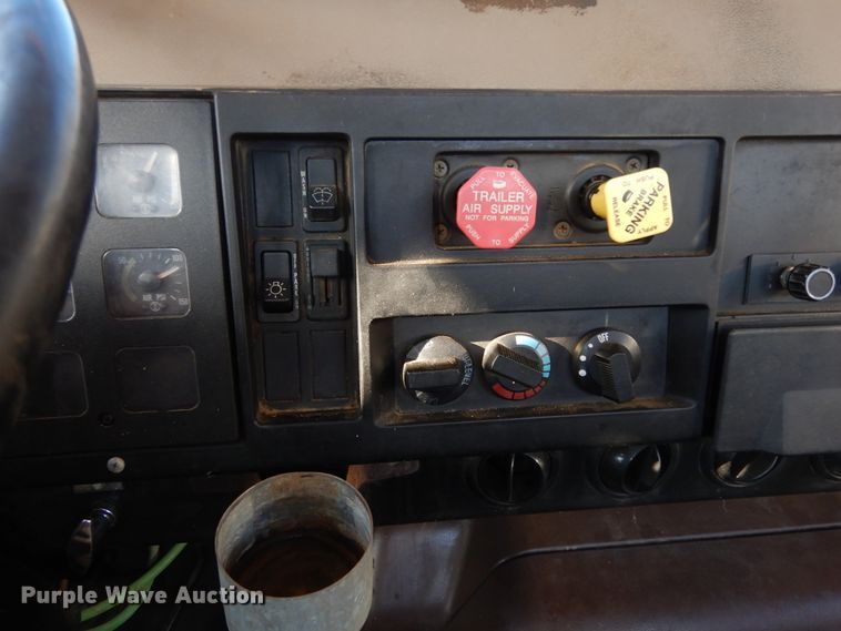 image for item DI8579 1991 International 7100  fuel / lube truck