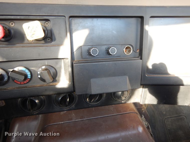 image for item DI8579 1991 International 7100  fuel / lube truck