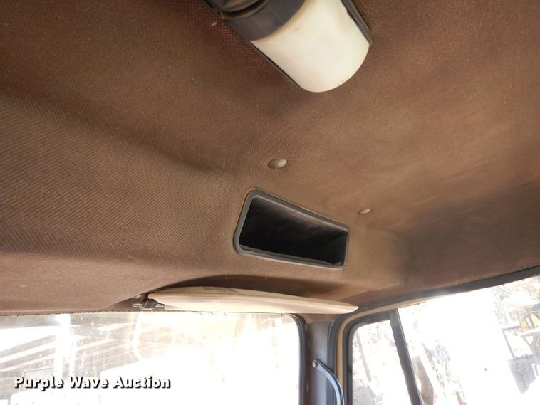 image for item DI8579 1991 International 7100  fuel / lube truck