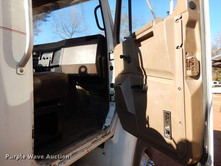 image for item DI8579 1991 International 7100  fuel / lube truck