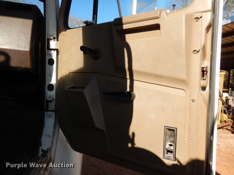 image for item DI8579 1991 International 7100  fuel / lube truck