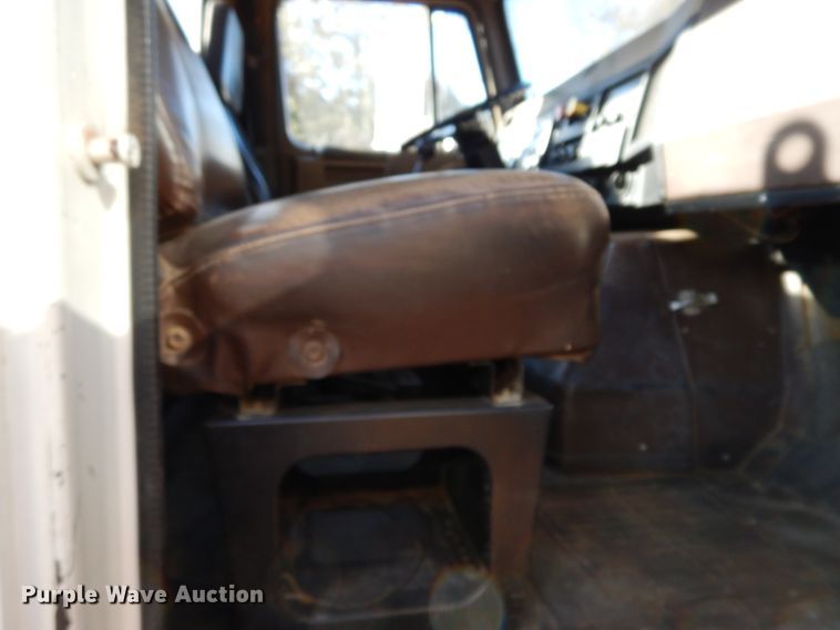 image for item DI8579 1991 International 7100  fuel / lube truck