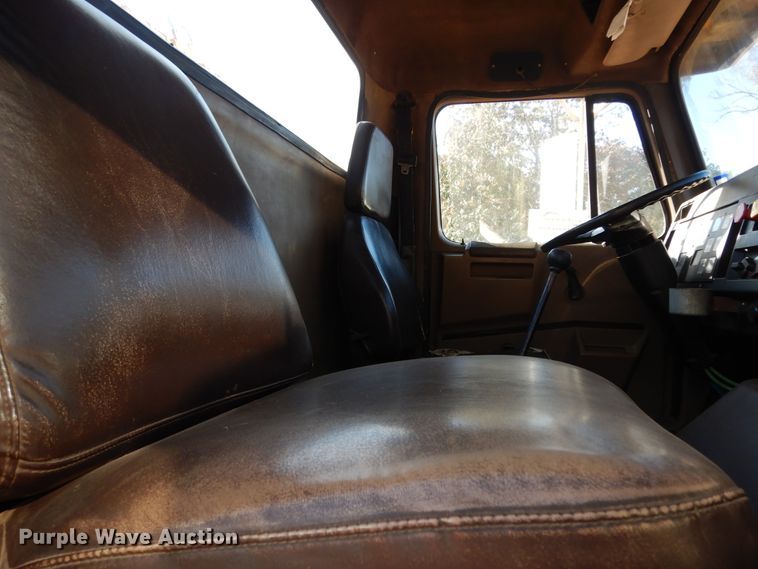 image for item DI8579 1991 International 7100  fuel / lube truck