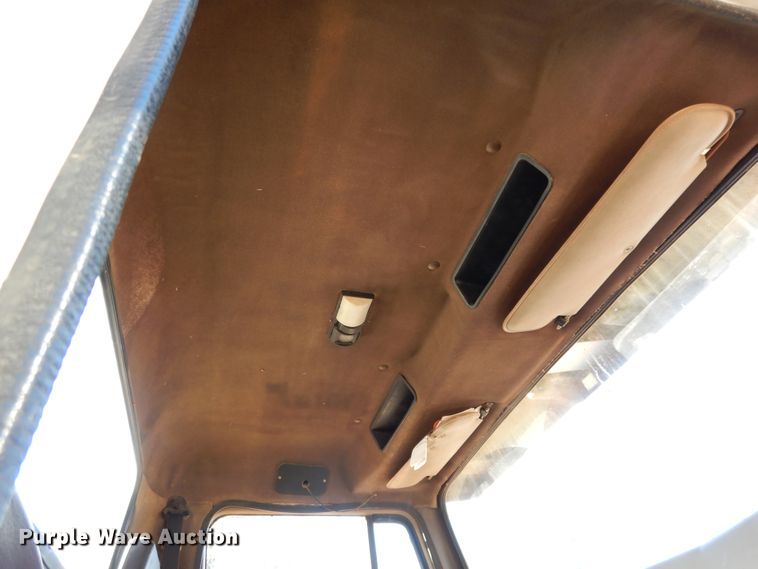 image for item DI8579 1991 International 7100  fuel / lube truck