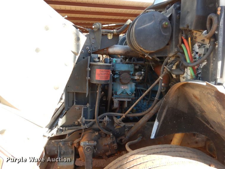 image for item DI8579 1991 International 7100  fuel / lube truck