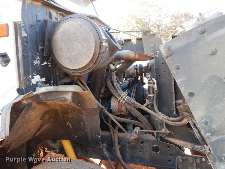 image for item DI8579 1991 International 7100  fuel / lube truck