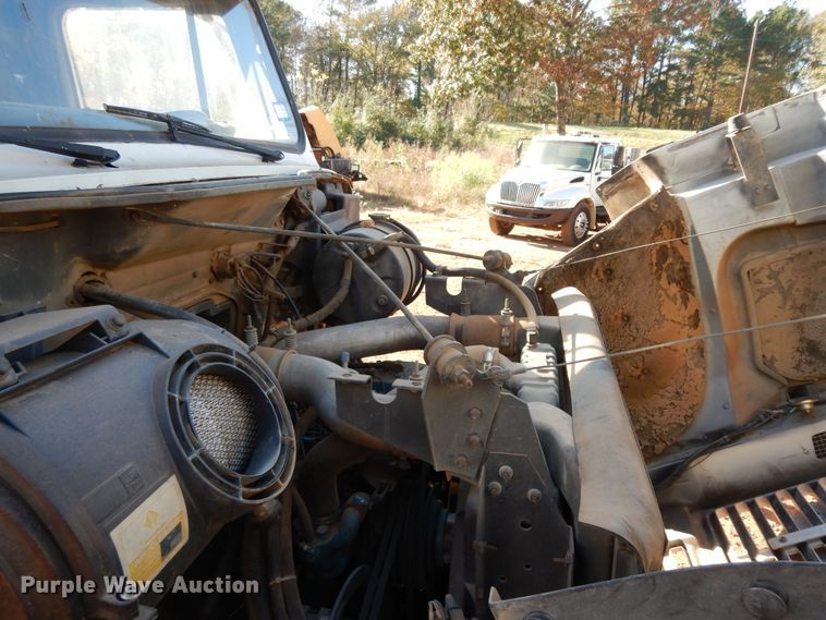 image for item DI8579 1991 International 7100  fuel / lube truck