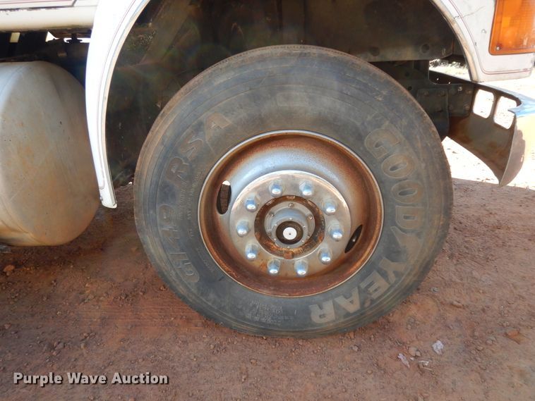 image for item DI8579 1991 International 7100  fuel / lube truck