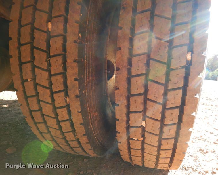 image for item DI8579 1991 International 7100  fuel / lube truck