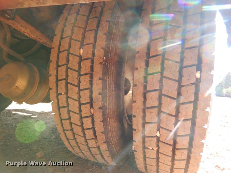 image for item DI8579 1991 International 7100  fuel / lube truck