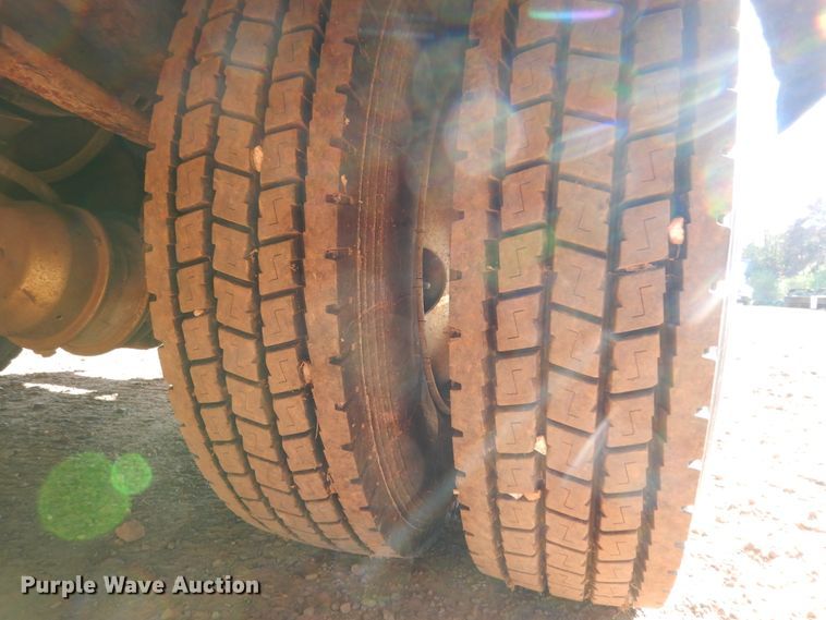 image for item DI8579 1991 International 7100  fuel / lube truck