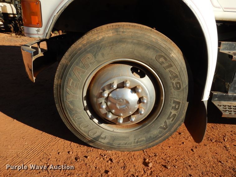 image for item DI8579 1991 International 7100  fuel / lube truck