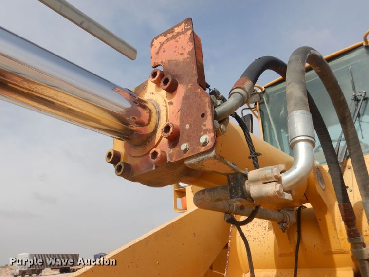 image for item DJ8949 1999 John Deere 744H  wheel loader