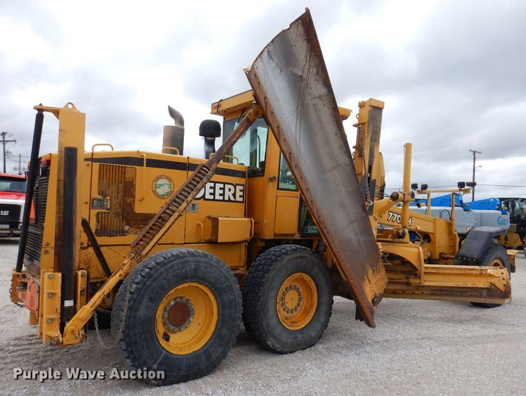 image for item DK1994 2001 John Deere 770CH  motor grader