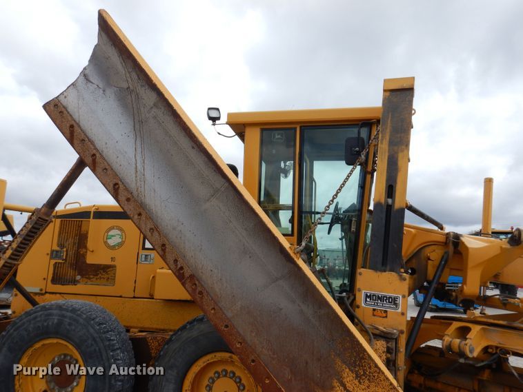 image for item DK1994 2001 John Deere 770CH  motor grader