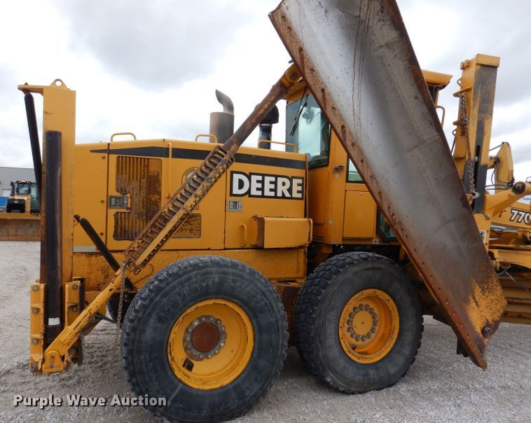 image for item DK1994 2001 John Deere 770CH  motor grader