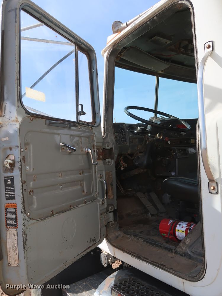 image for item DK3578 1988 Mack DM690S  dump truck