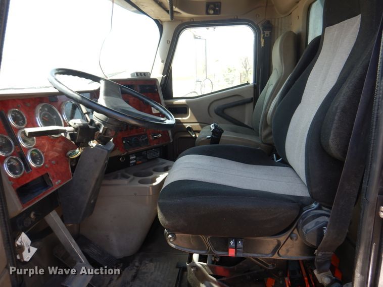 image for item DM7306 2004 International 5900i  dump truck