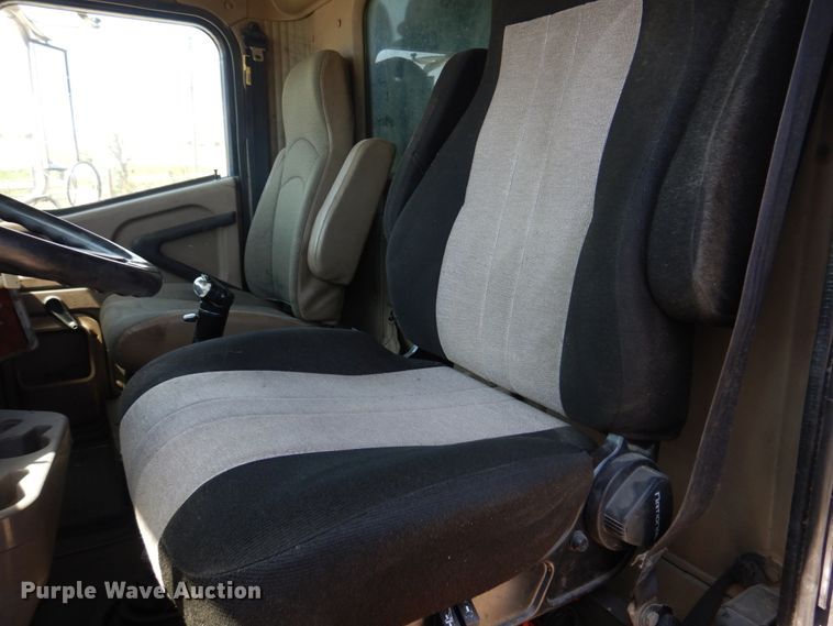 image for item DM7306 2004 International 5900i  dump truck