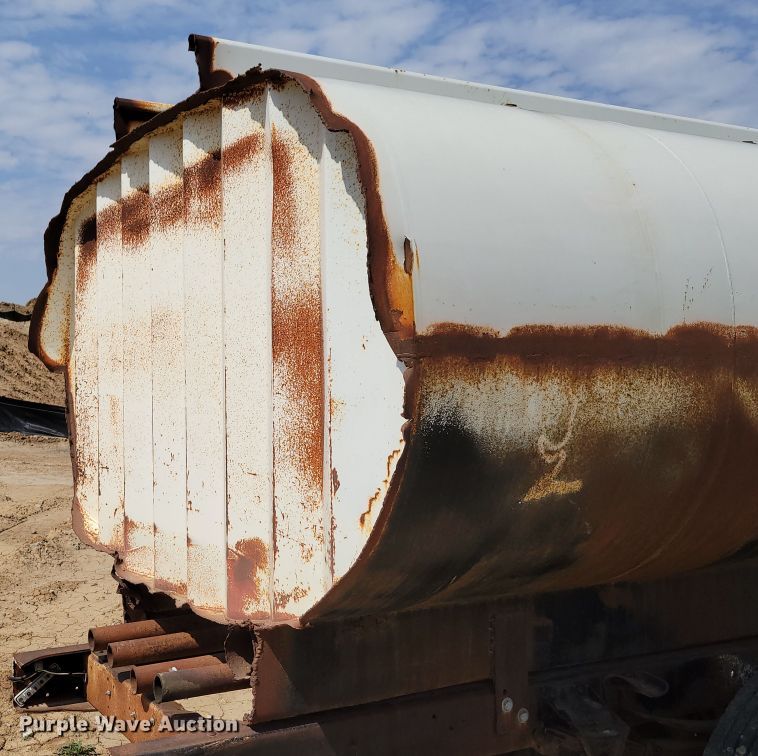 image for item DN7339 1974 Ford 750  water truck