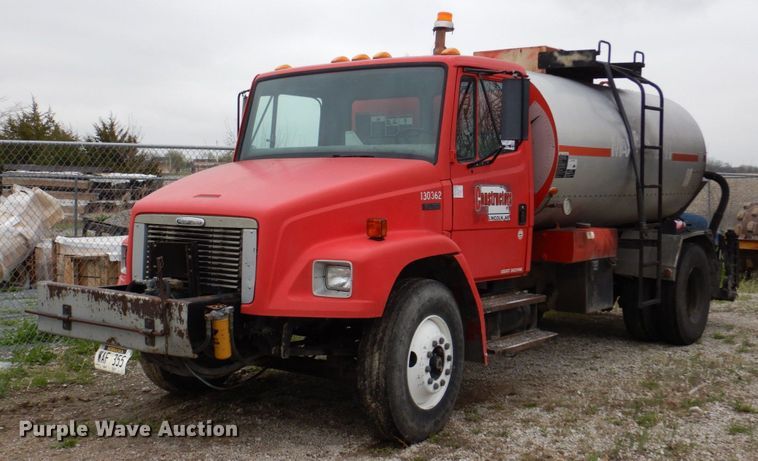 image for item DN7371 1999 Freightliner FL70  tank truck