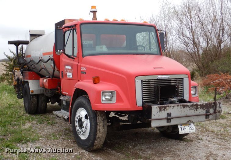 image for item DN7371 1999 Freightliner FL70  tank truck