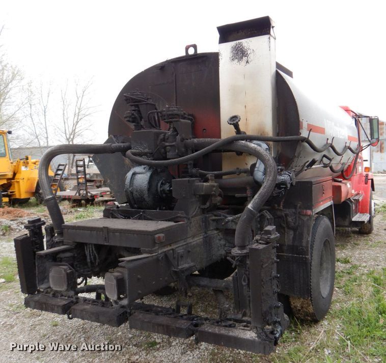 image for item DN7371 1999 Freightliner FL70  tank truck