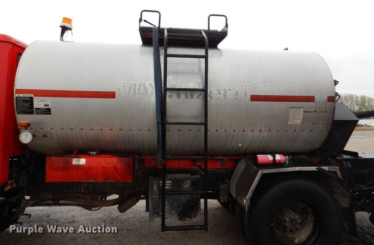 image for item DN7371 1999 Freightliner FL70  tank truck