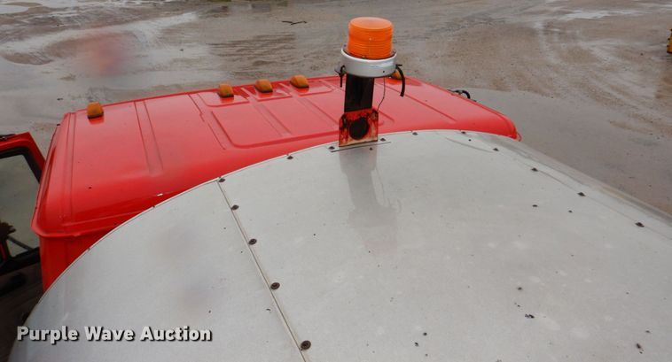 image for item DN7371 1999 Freightliner FL70  tank truck