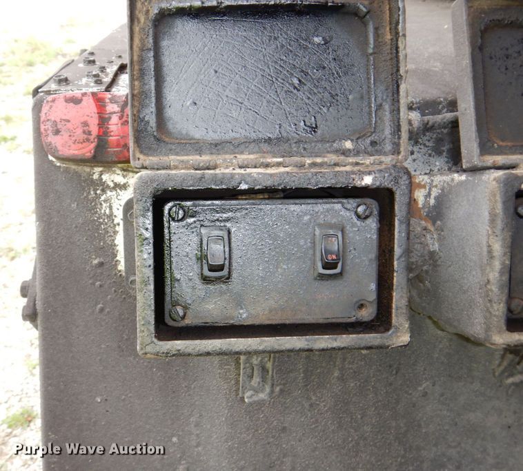 image for item DN7371 1999 Freightliner FL70  tank truck