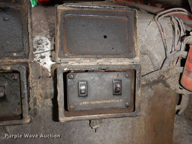 image for item DN7371 1999 Freightliner FL70  tank truck