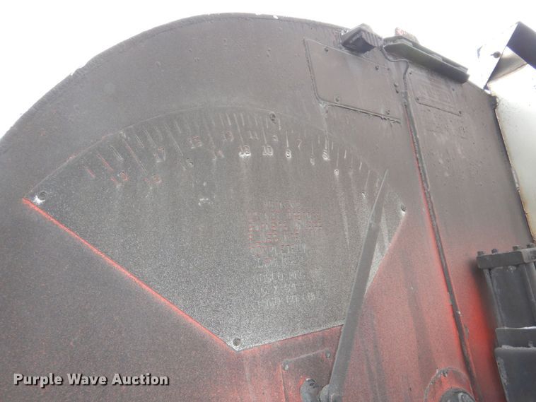 image for item DN7371 1999 Freightliner FL70  tank truck