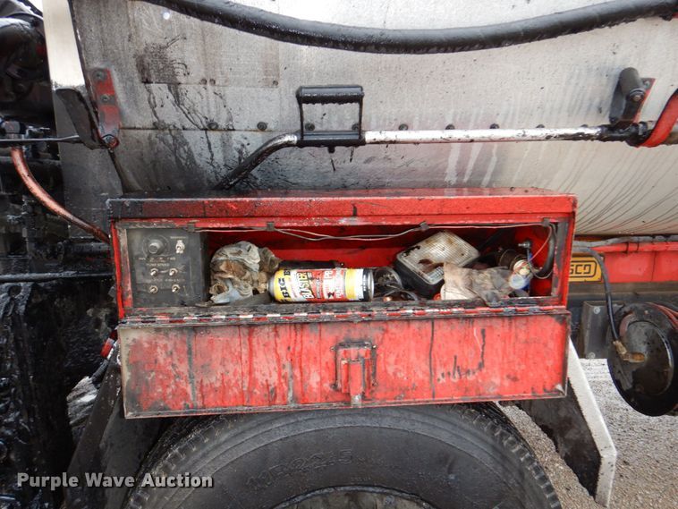 image for item DN7371 1999 Freightliner FL70  tank truck