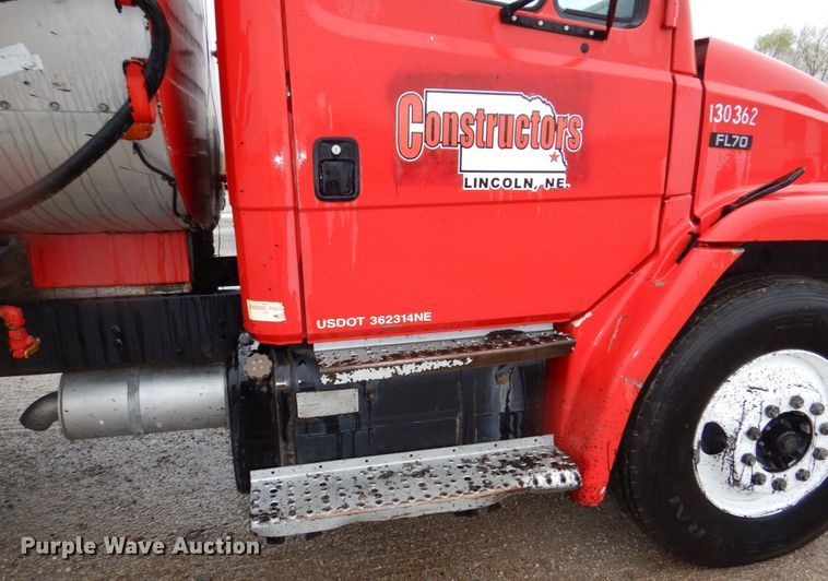 image for item DN7371 1999 Freightliner FL70  tank truck