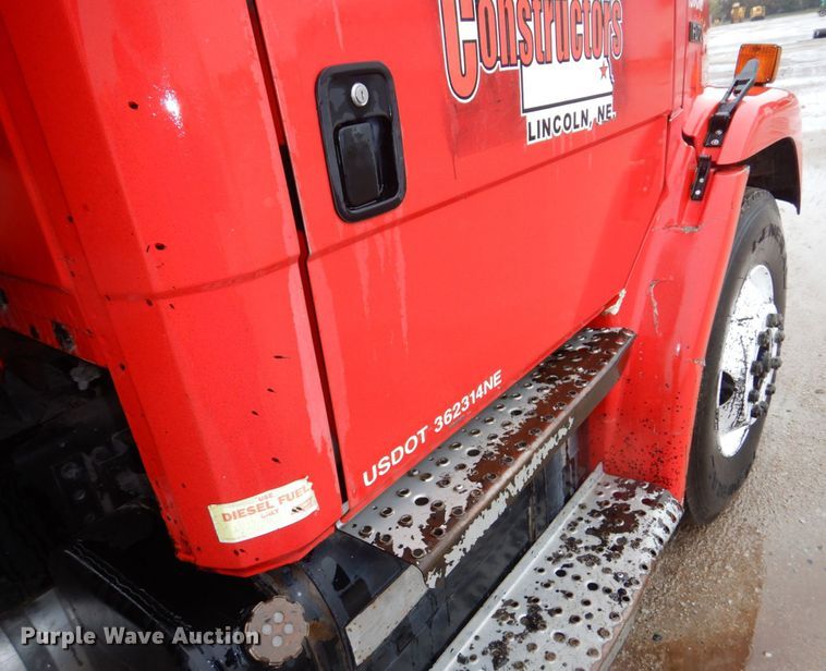 image for item DN7371 1999 Freightliner FL70  tank truck