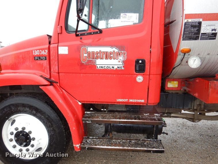 image for item DN7371 1999 Freightliner FL70  tank truck