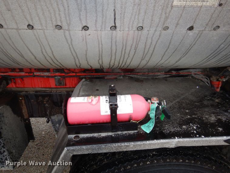 image for item DN7371 1999 Freightliner FL70  tank truck