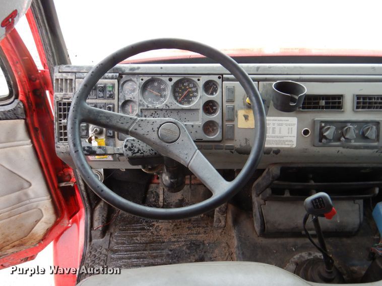 image for item DN7371 1999 Freightliner FL70  tank truck