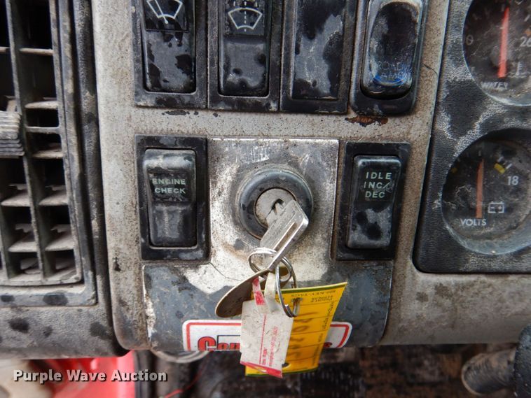 image for item DN7371 1999 Freightliner FL70  tank truck