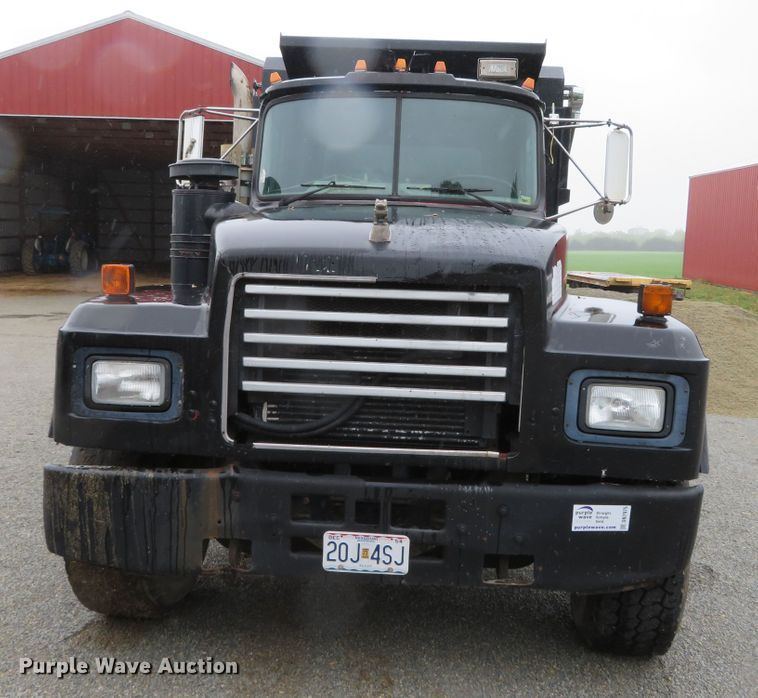image for item DN7975 1992 Mack RD690S  dump truck