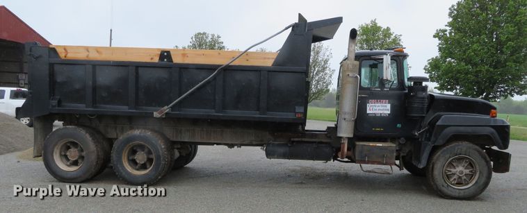 image for item DN7975 1992 Mack RD690S  dump truck